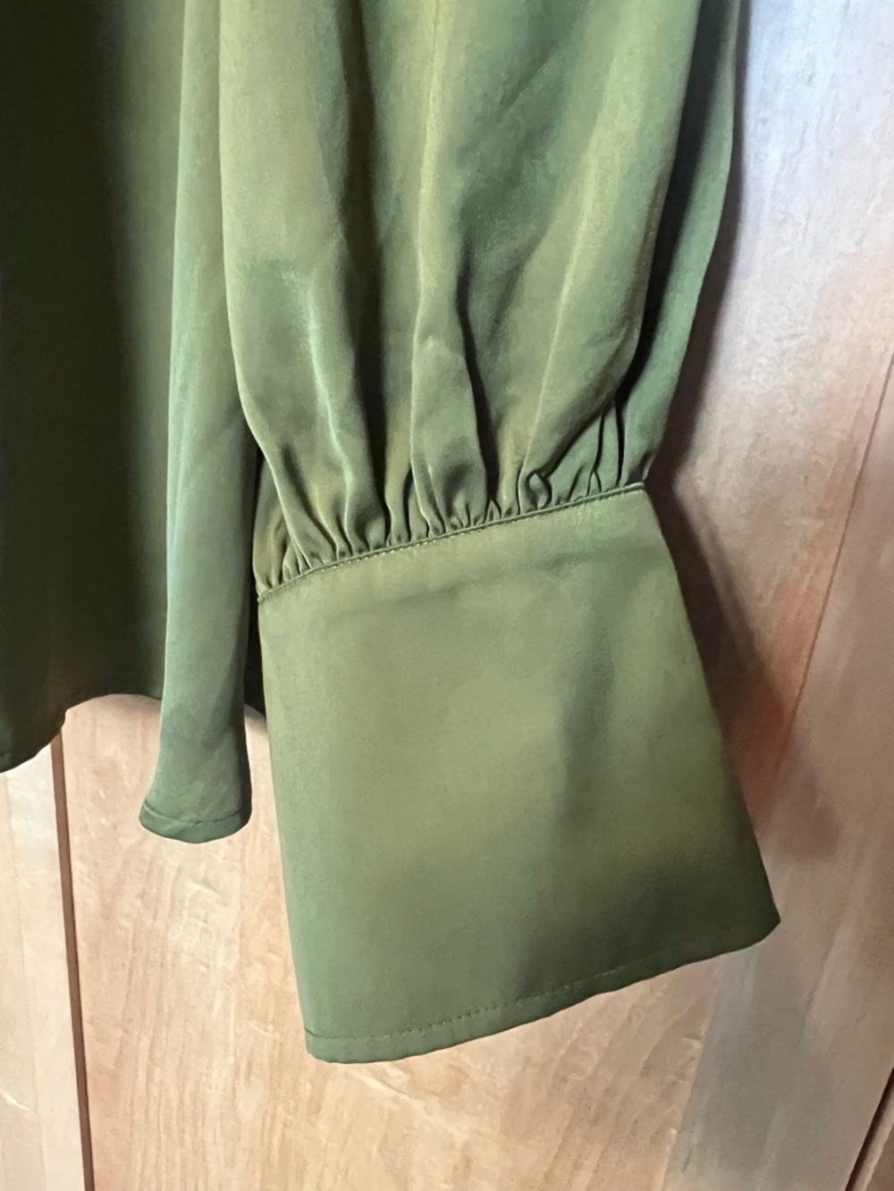 Banana Republic Women’s Crepe Volume-Sleeve Olive Green V-Neck Blouse XXL - Picture 3 of 10